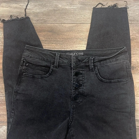 Maurice’s Black Distressed High Rise Jeans Cropped Size 6 Short Stretchy Buttons - Picture 1 of 5